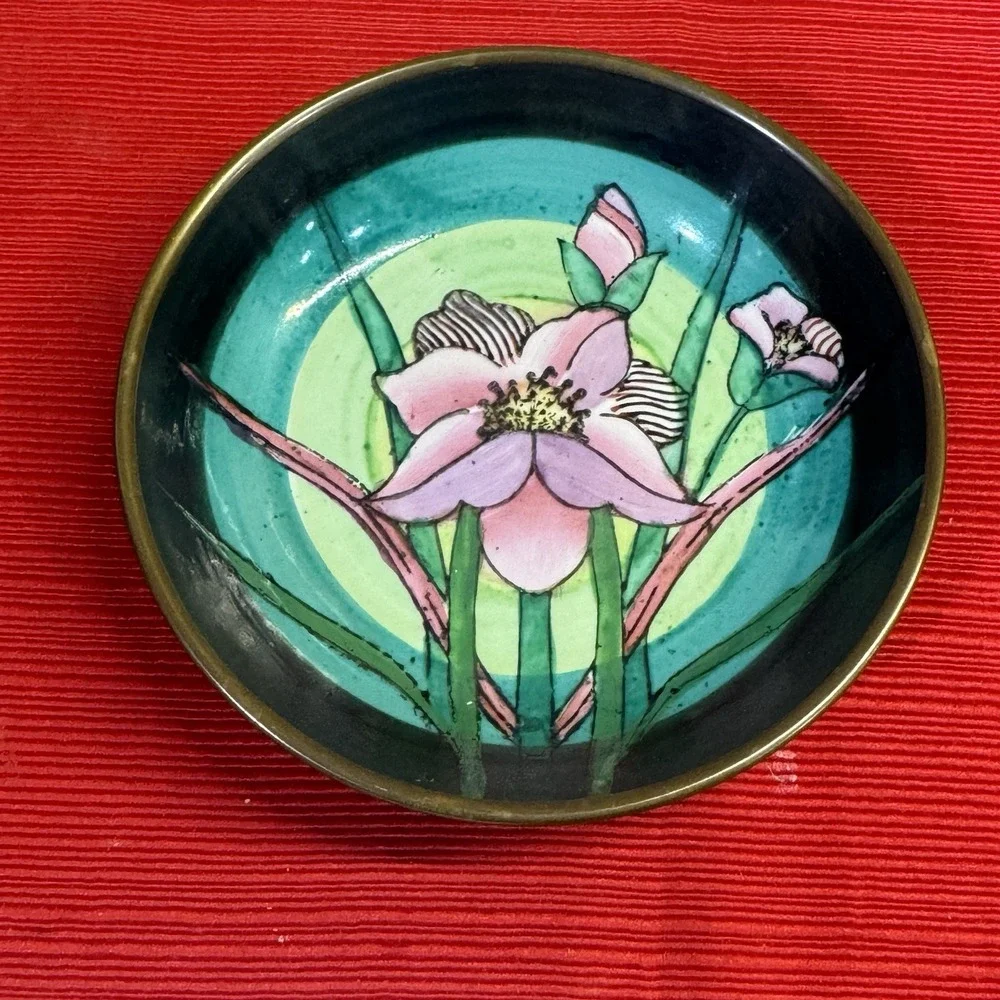 Chinoiserie‎ Porcelain and Brass Lily Lotus Trinket Dish Flower Made In China